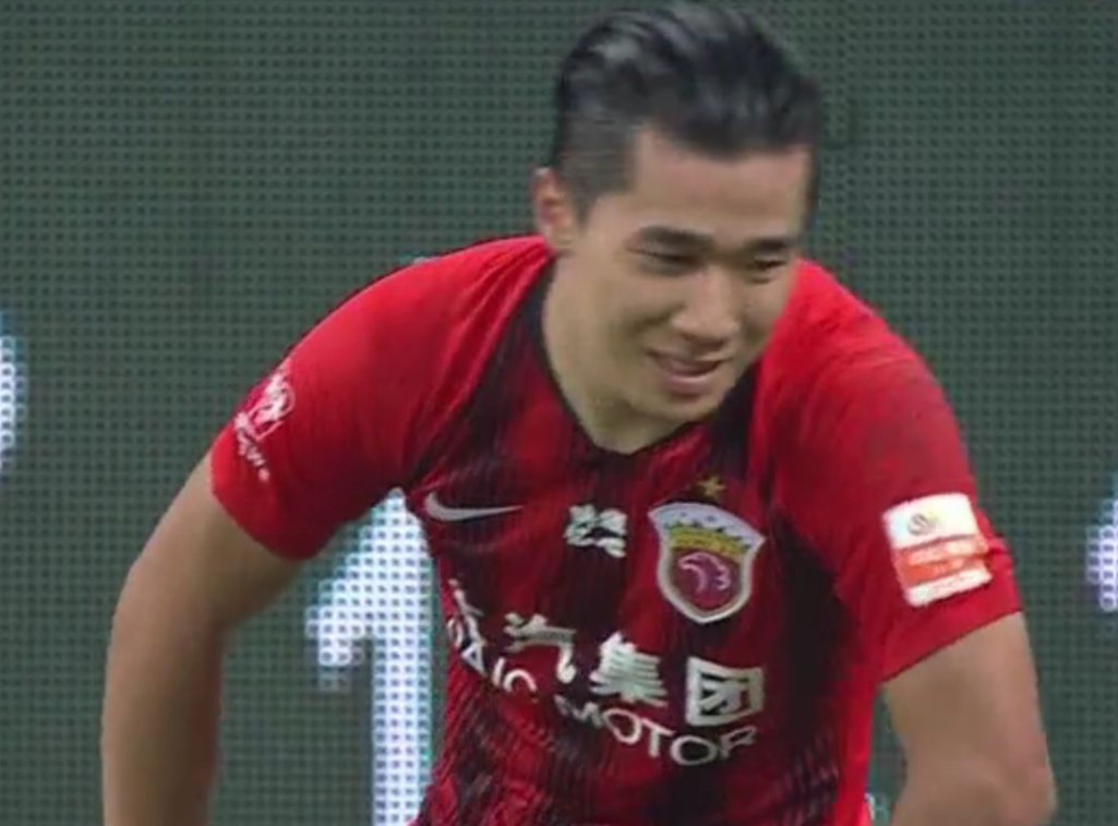 GIF：王刚突破被陈彬彬铲倒，裁判观看VAR后改判任意球