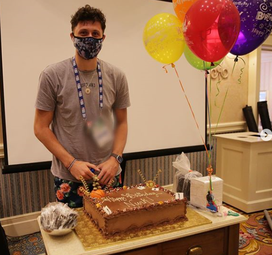 开拓者全队为努尔基奇庆祝生日，特伦特兼任摄影师