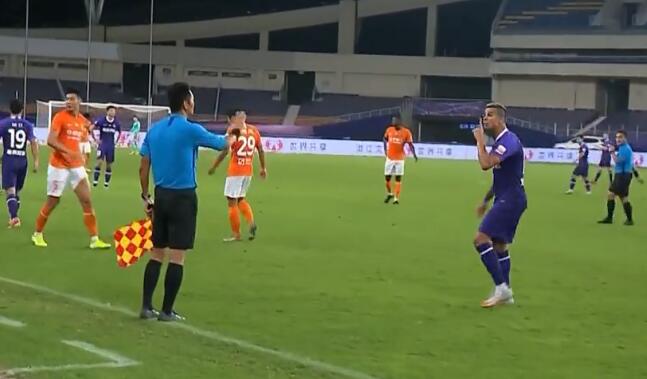 GIF：发生了什么？乔纳森与边裁发生争执后染黄