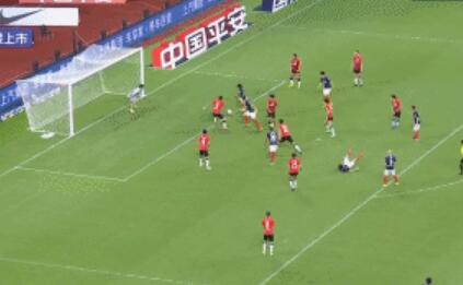 GIF：展现国门实力！颜骏凌神级反应化解重庆门前攻势