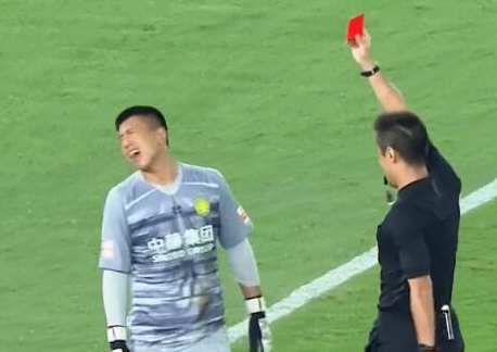 GIF：郭全博出击铲倒马修斯，裁判直接出示红牌将其罚下