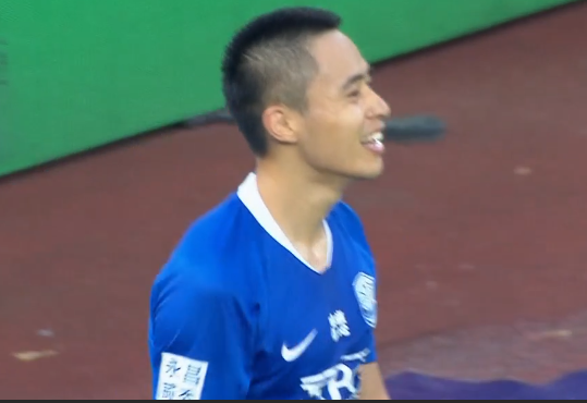 GIF：臧一锋传中助钟纪宇头球得分，但出界在先无效