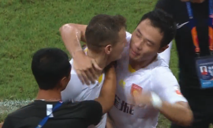 GIF：梅米舍维奇远射死角破门！华夏幸福2-1黄海