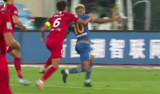 GIF：是点球吗？特谢拉禁区内与王上源身体接触摔倒