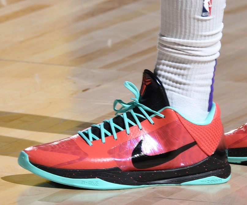 今日球鞋：戴维斯上脚Kobe 5 PE，詹姆斯上脚LeBron 7