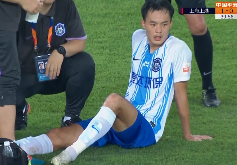 GIF：再伤一个！刘若钒受伤下场，谢维军登场