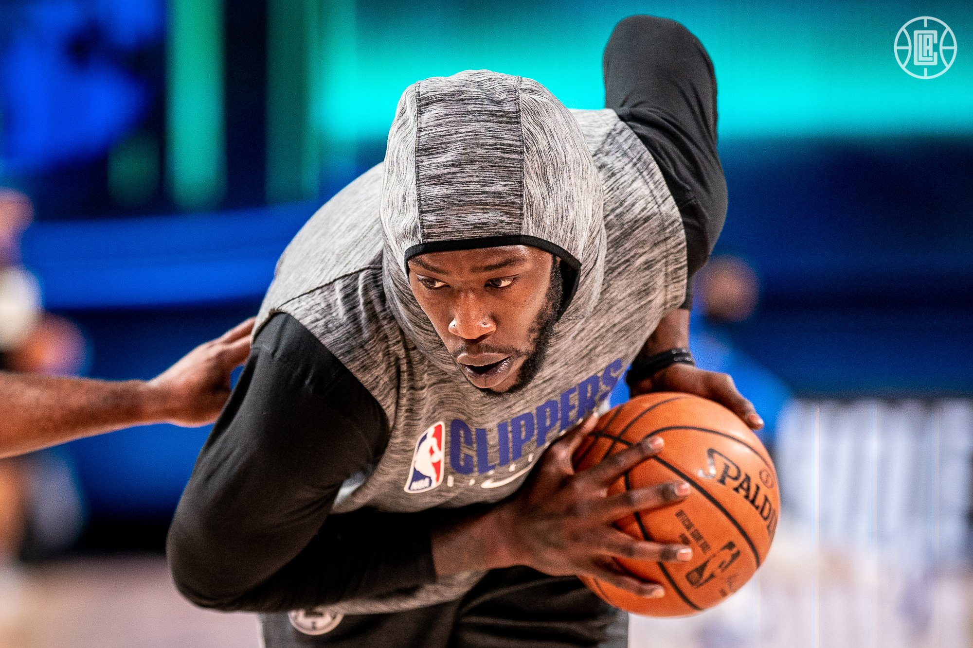 快船晒出一组球员热身照为比赛预热并附文：整装待发