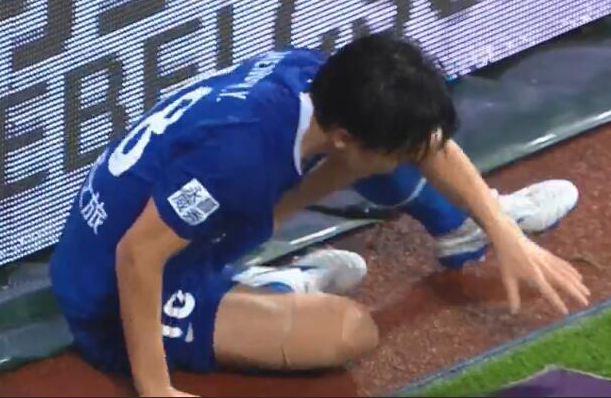 GIF：疯狂的足球预定？郑致云传中双脚打架飞出底线