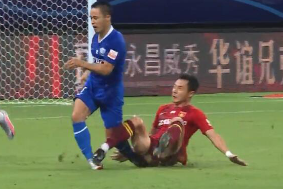 GIF：潘喜明身后铲倒臧一锋，后者受伤无法坚持下场