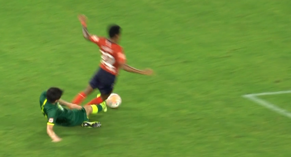GIF：金玟哉禁区铲球送点，大摩托命中！国安5-2重庆