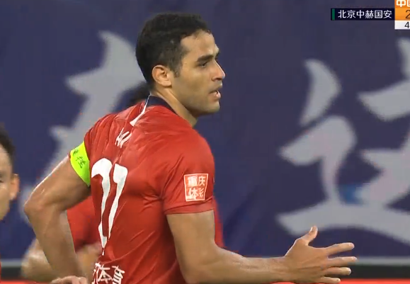 GIF：卡尔德克半场补时冲顶扳回一球，国安2-1重庆