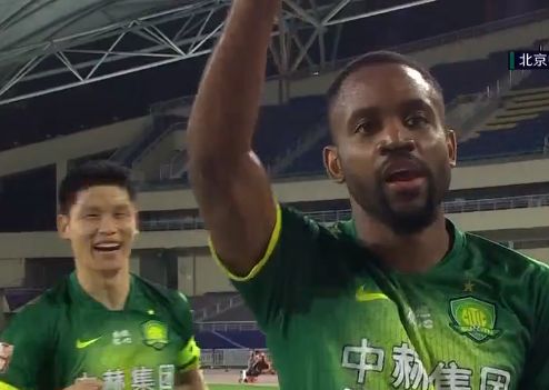 GIF：巴坎布禁区捡漏完成帽子戏法，国安4-1重庆