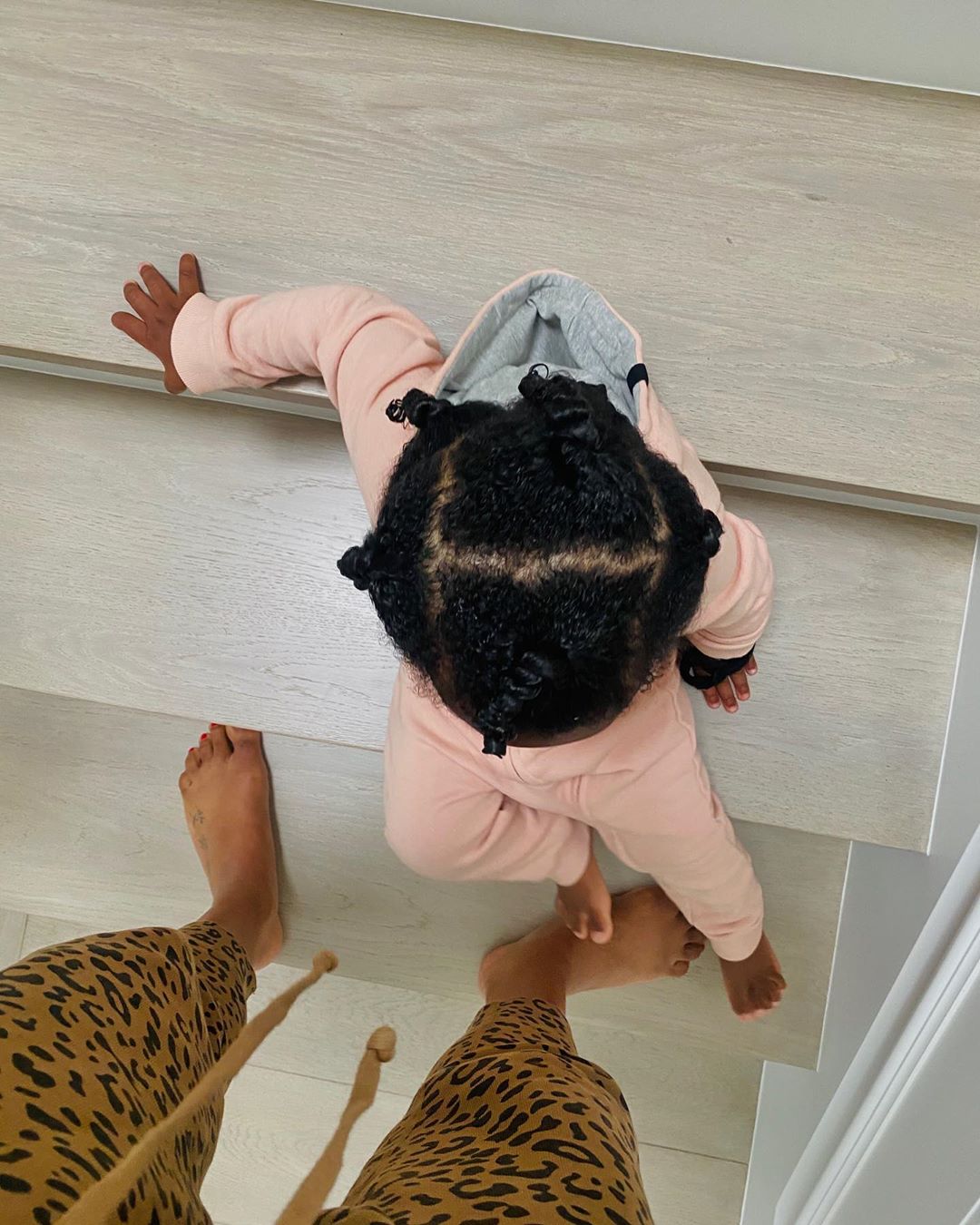 威少妻子更新Instagram，晒双胞胎女儿爬楼梯的萌照