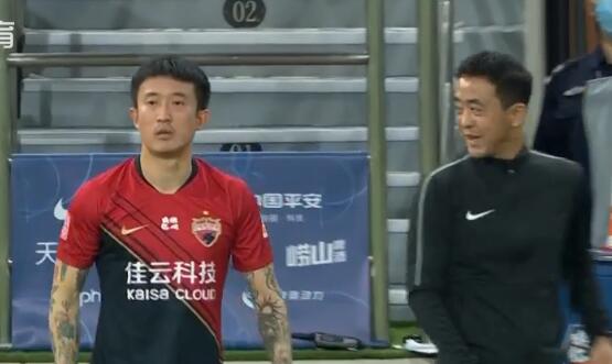 GIF：机智，姜至鹏躲避摄像机避免妨碍拍摄