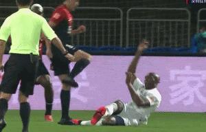 GIF：太狠了！姆比亚大动作铲球引争议