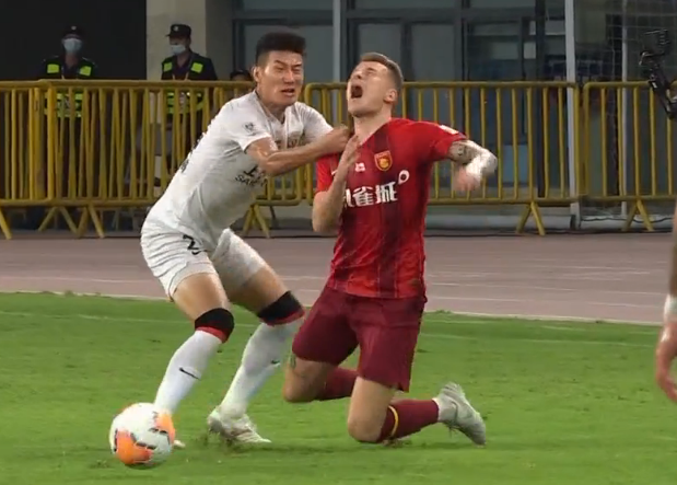 GIF：手上动作不小，梅米舍维奇脖子被于海拉出血印