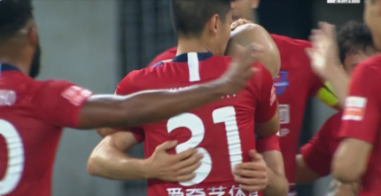 GIF：你说这是梅西我也信！阿德里安连过数人一条龙破门