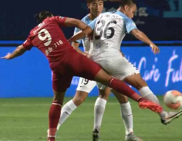 GIF：有意还是无意？多拉多身后踢倒黄政宇染黄