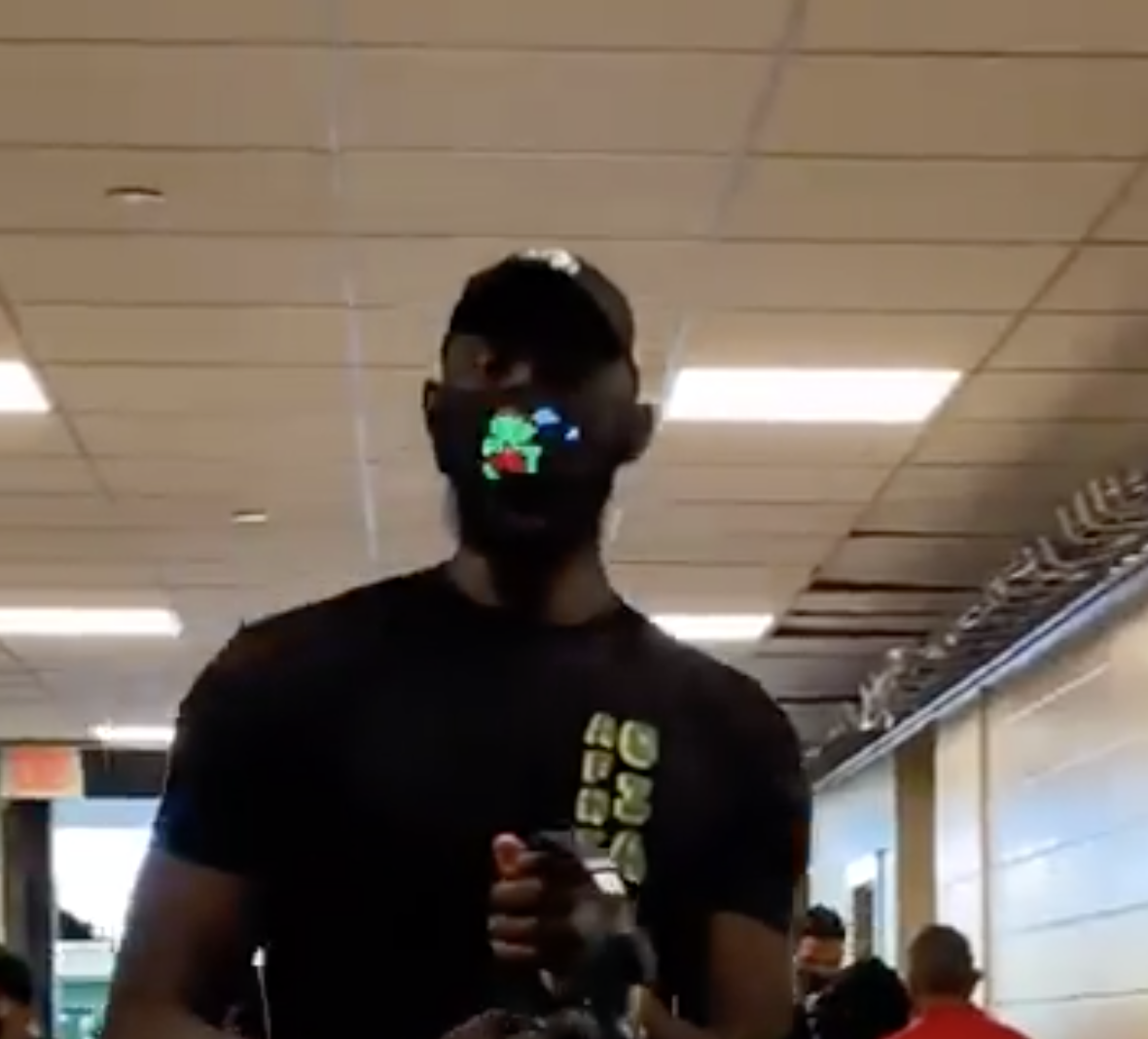 美媒晒法尔进场图并附文：法尔的口罩是否是园区最酷的