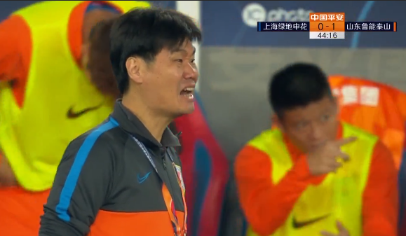 GIF：李指导都急了！刘洋拿球越位让李霄鹏在场边大喊