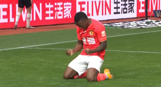 GIF：塔利斯卡精妙一漏，费南多劲射得手，恒大2-0深足