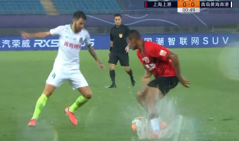 GIF：大雨积水，洛佩斯水中盘带皮球难滚动