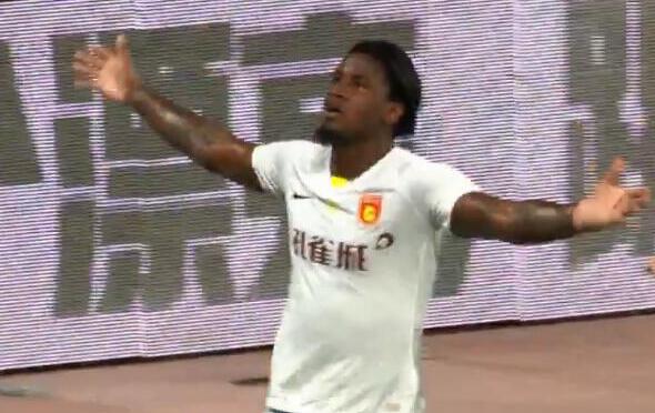 GIF：尹鸿博助攻马尔康头球得分，华夏幸福1-0领先