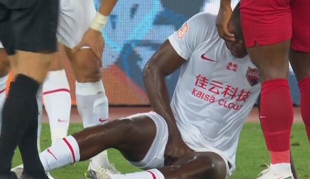 GIF：糟糕！深圳进球功臣马里腹股沟拉伤被替换下场