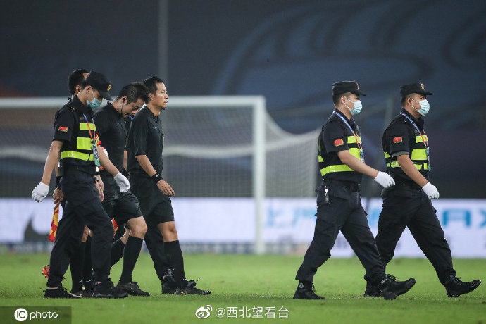 二图流：华夏与国安一战裁判在安保人员护送下走下球场