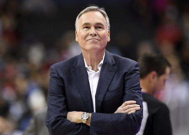 德安东尼是在离开园区的飞机上告知球员自己不会继续执教