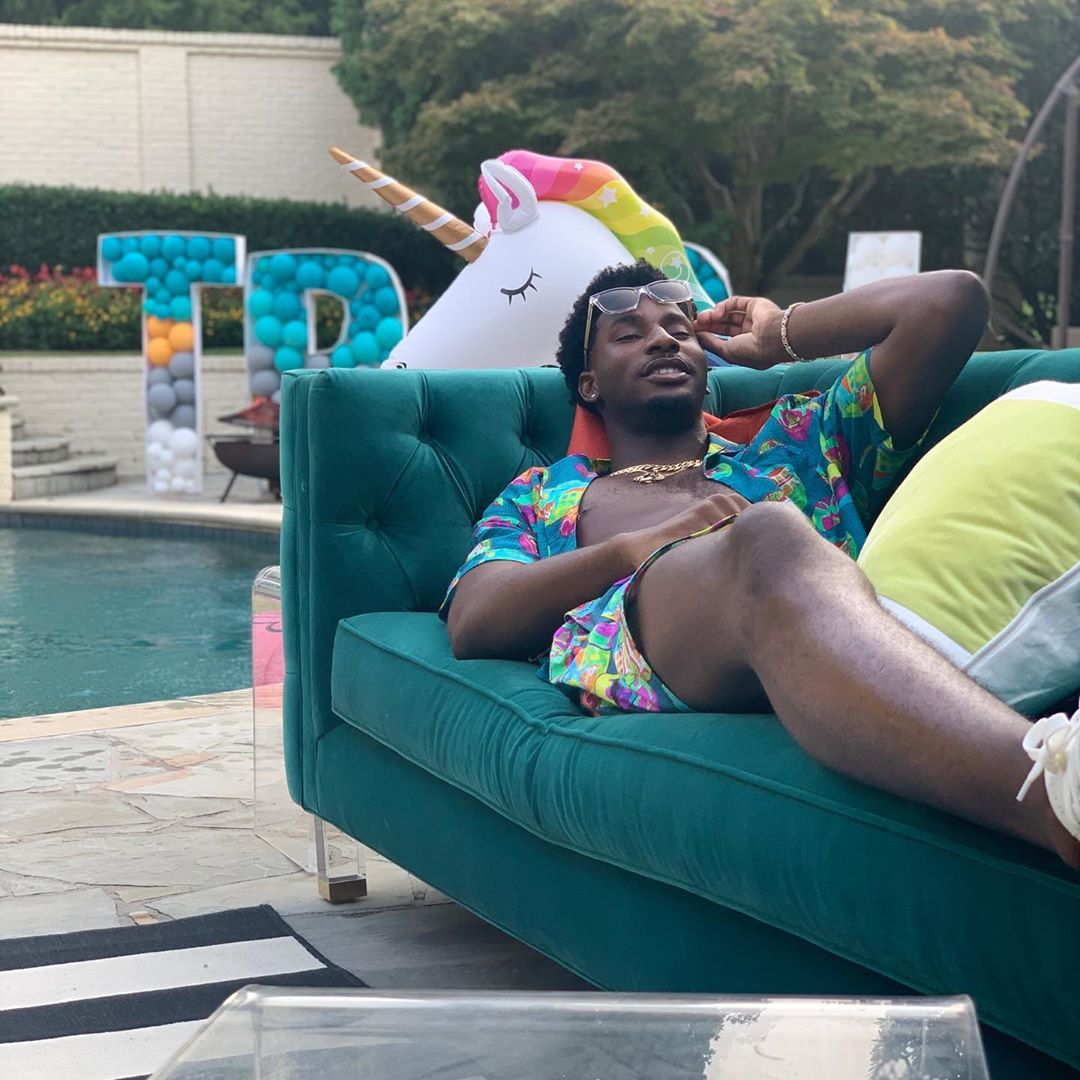 满满的童心！小贾伦-杰克逊晒照庆生，身后独角兽瞩目