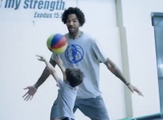 去他的篮球梦！独行侠官方晒考利-斯坦大帽小球迷片段
