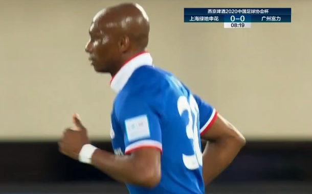 GIF：姆比亚头球轰炸，韩佳奇神勇化解