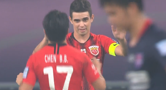 GIF：陈彬彬头球助攻奥斯卡劲射死角破门！上港1-0重庆