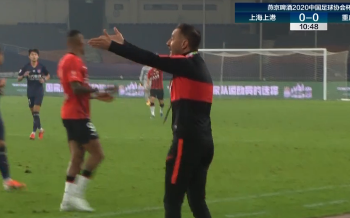 GIF:你这传得啥?石柯长传直接找到佩雷拉引后者不满