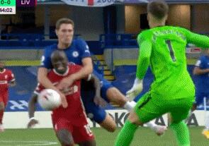 GIF：克里斯滕森对马内犯规，VAR介入改判为红牌