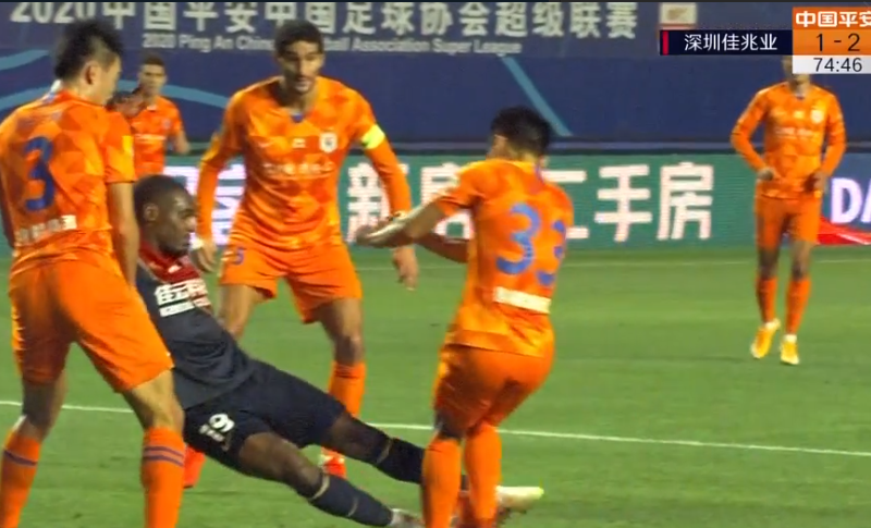 GIF：目标错了！比福马禁区内倒地扫射，竟踢倒金敬道染黄