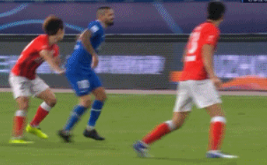 GIF：疑似拉伤无法坚持，永昌队长马修斯被替换下场