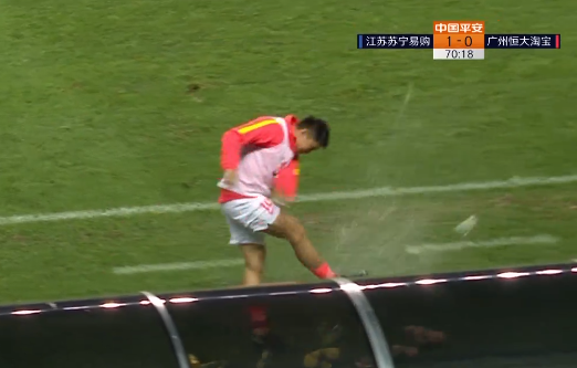GIF：郑智被裁判出示黄牌警告后，连续怒踢三脚水瓶