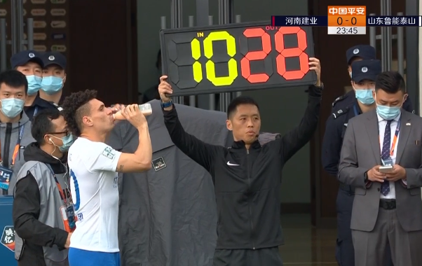 GIF：23分钟换人！鲁能外援莫伊塞斯登场换下陈科睿