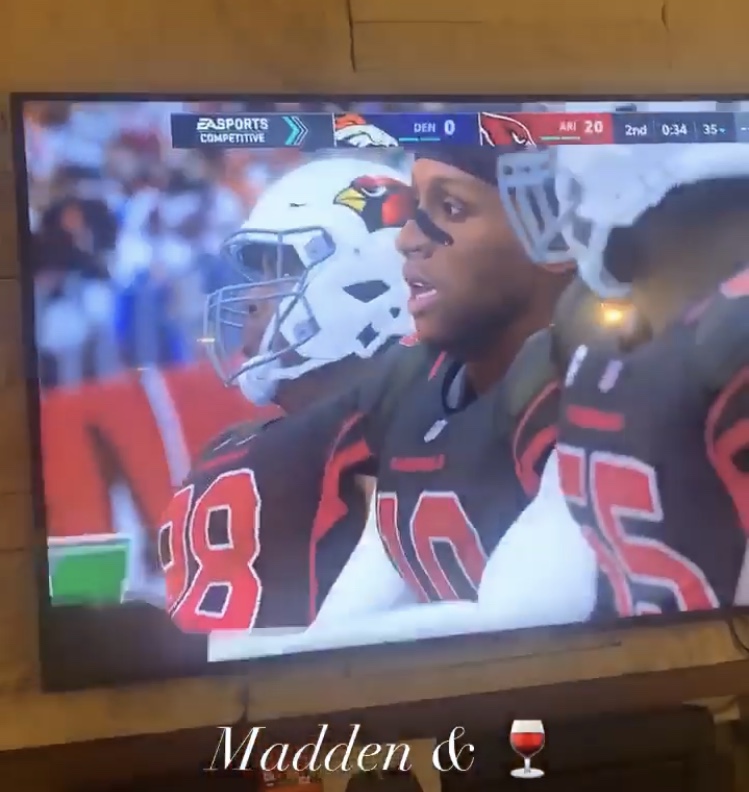 如此惬意！詹姆斯晒今日睡前动态：Madden游戏和红酒