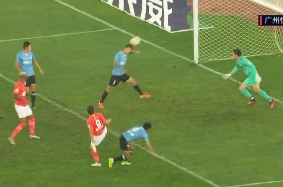 GIF：单鹏飞门前头球后蹭乌龙，恒大1-0大连