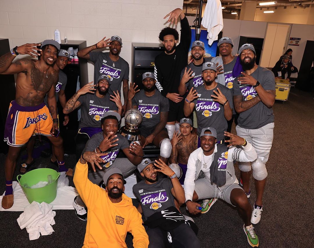 隆多更新Ins晒庆祝合影：独一无二的团队，还需四场胜利