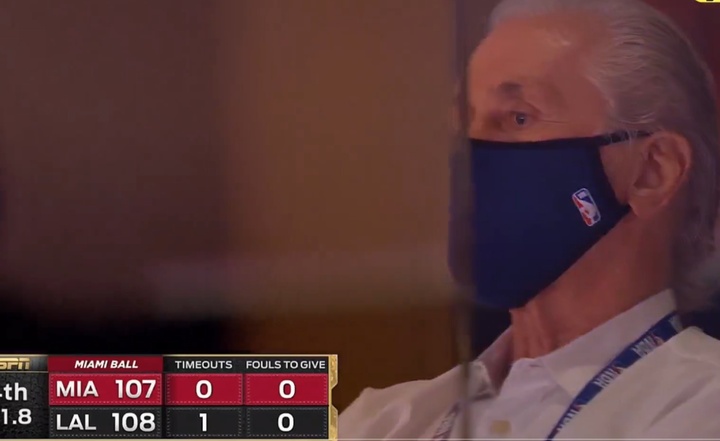 神情凝重！美媒晒场边观战帕特-莱利表情照