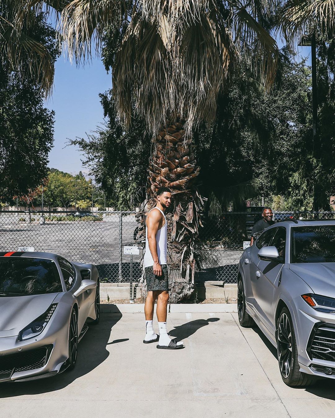 进来猜车？西蒙斯晒与爱车合照