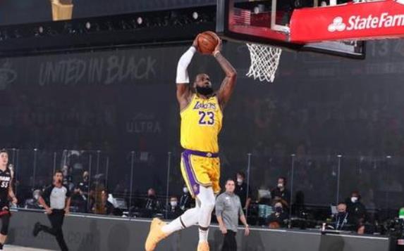 第二节砍15分！詹姆斯上半场拿到21分4篮板3助攻1抢断