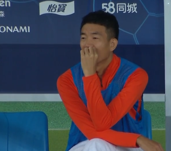 GIF：忍不了了，戴琳替补席对裁判出言不逊被出示黄牌