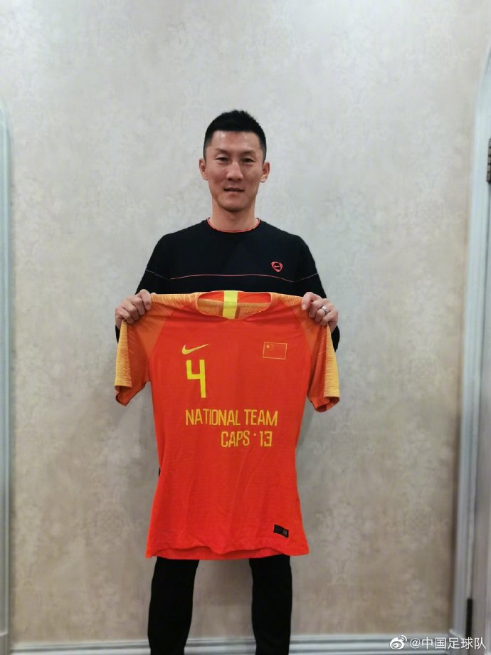 国足官方赠送周挺纪念球衣：中国顶级联赛最后退役的70后