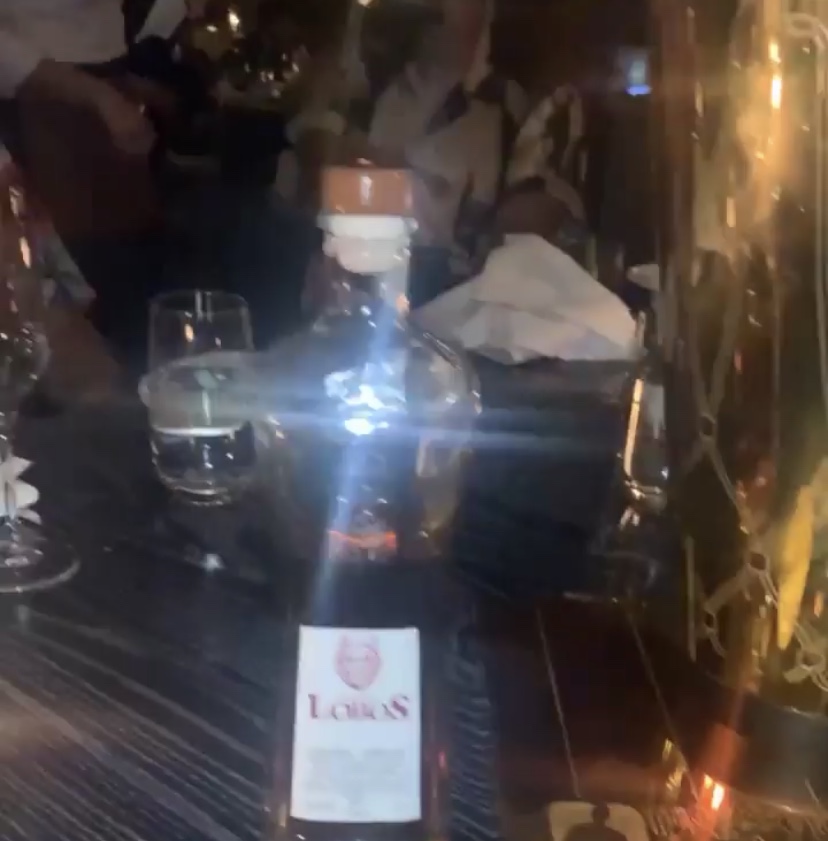 继续庆祝！詹姆斯自带酒水聚餐：美酒＋金杯＝绝配！