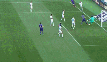 GIF：张翀扑救传中失误，阿奇姆彭铲射破门泰达1-0领先